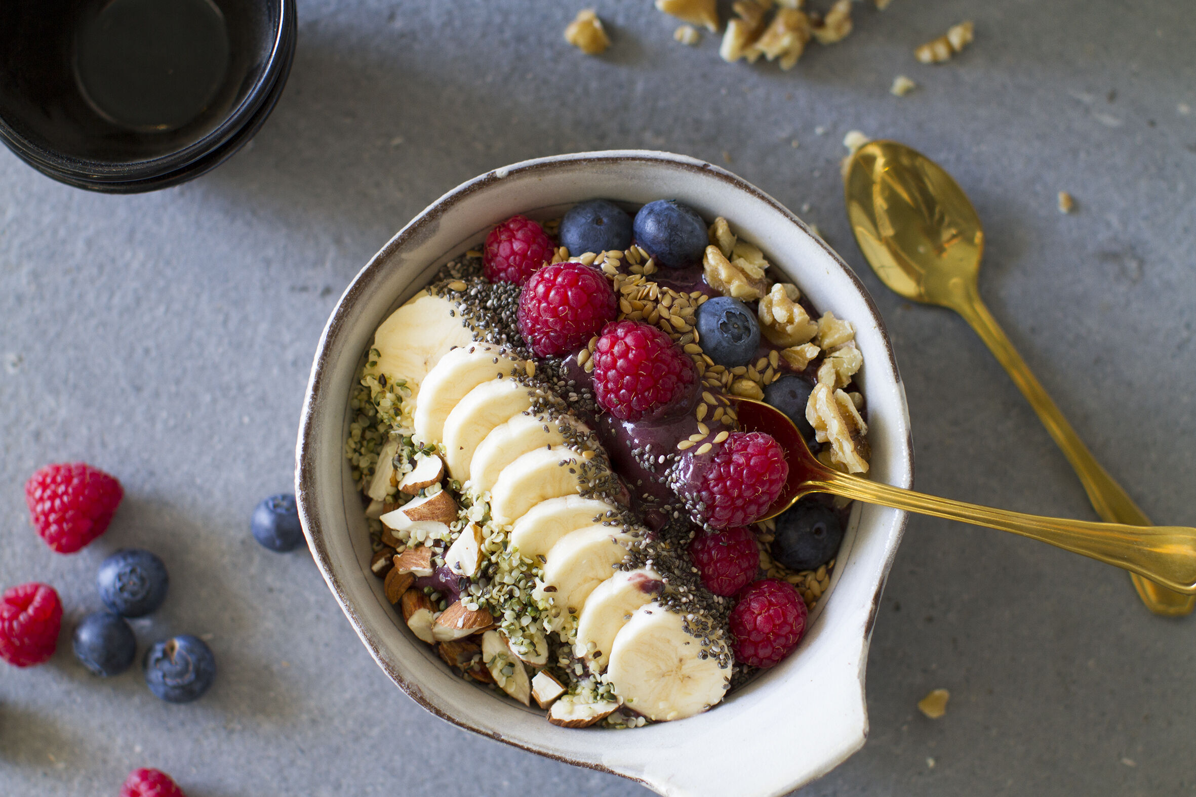 /Magazine/2020/skin/2020-02-18_Smoothie Bowl with Acai and Banana.jpg